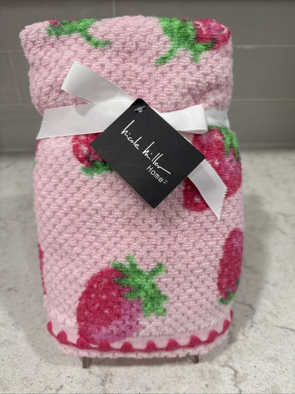Set 2 Nicole Miller STRAWBERRY Print Bath Hand Towels Pink Embroidered Trim NEW
